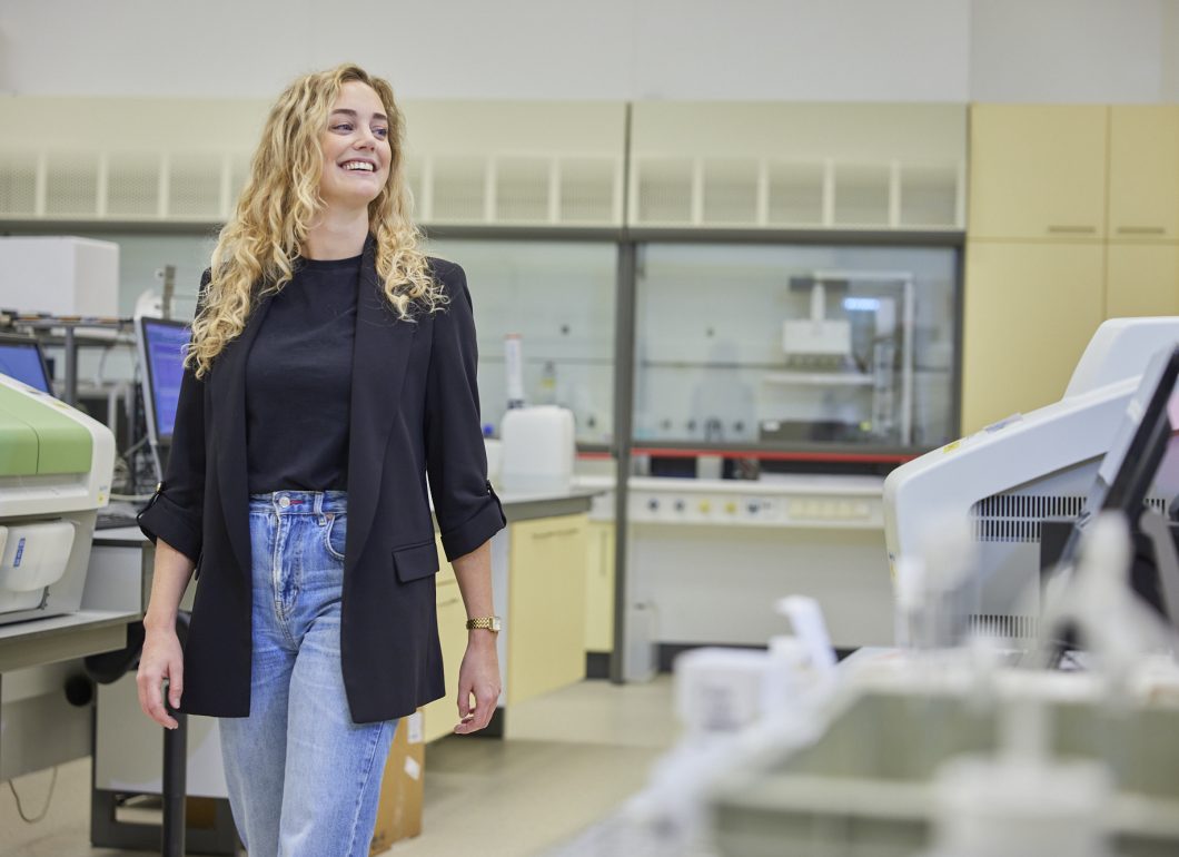 Larissa in het laboratorium van Wetterskip Fryslan