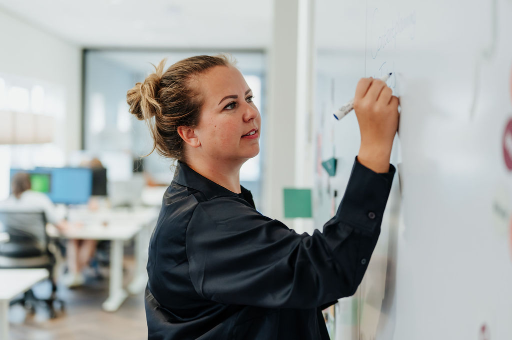 Yvonne schrijft op bord